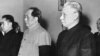 1959年4月（左起）中国总理周恩来，国家主席毛泽东（1893-1976），刘少奇（1898-1969） 在北京参加一场仪式。 刘少奇后来接任毛泽东担任中国国家主席。在1966年开始的文革期间，毛泽东把刘少奇作为他的主要打击目标。刘少奇先后在北京和开封被关押，因病去世。