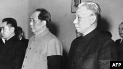 1959年4月（左起）中国总理周恩来，国家主席毛泽东（1893-1976），刘少奇（1898-1969） 在北京参加一场仪式。 刘少奇后来接任毛泽东担任中国国家主席。在1966年开始的文革期间，毛泽东把刘少奇作为他的主要打击目标。刘少奇先后在北京和开封被关押，因病去世。