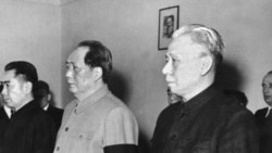 1959年4月（左起）中國總理周恩來，國家主席毛澤東（1893-1976），劉少奇（1898-1969） 在北京參加一場儀式。劉少奇後來接任毛澤東擔任中國國家主席。在1966年開始的文革期間，毛澤東把劉少奇作為他的主要打擊目標。劉少奇先後在北京和開封被關押，因病去世。
