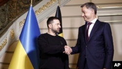 El presidente de Ucrania, Volodymyr Zelenskyy, izquierda, le da la mano al primer ministro de Bélgica, Alexander De Croo, durante su reunión en la oficina de primeros ministros en Bruselas, el martes 28 de mayo de 2024. (Kenzo Tribouillard/Pool Photo vía AP)