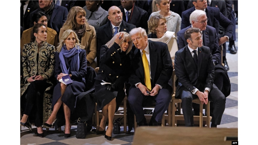 Istri Presiden Emmanuel Macron, Brigitte Macron berbicara dengan Presiden terpilih AS Donald Trump, tampak juga putri Presiden AS Joe Biden, Ashley Biden (kiri), Ibu Negara AS Jill Biden (kedua dari kiri) pada upacara pembukaan kembali Katedral Notre Dame di Paris, Sabtu (7/12).