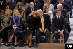 Istri Presiden Emmanuel Macron, Brigitte Macron berbicara dengan Presiden terpilih AS Donald Trump, tampak juga putri Presiden AS Joe Biden, Ashley Biden (kiri), Ibu Negara AS Jill Biden (kedua dari kiri) pada upacara pembukaan kembali Katedral Notre Dame di Paris, Sabtu (7/12).