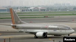 Pesawat Asiana Airlines di landasan bandara Kimpo di Seoul 17 Juli 2005 sebagai ilustrasi. Seorang penumpang membuka pintu keluar darurat dalam sebuah penerbangan di Korea Selatan, Jumat (26/5). (Foto: Reuters)