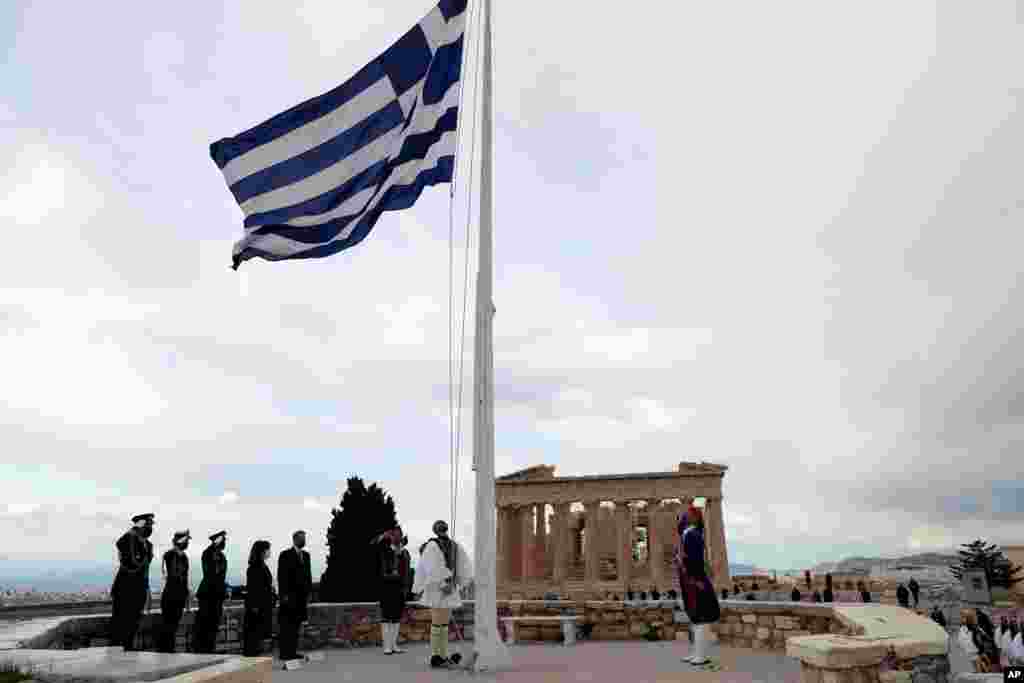 شرکت رهبران یونان در مراسم به اهتزاز درآوردن پرچم این کشور در بالای تپه آکروپولیس به مناسبت جشن‌های استقلال یونان.