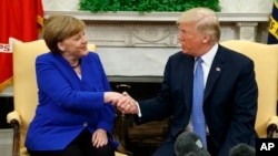 Predsednik Tramp rukuje se sa nemačkom kancelarkom Angelom Merkel u Ovalnoj kancelariji 27. aprila 2018. 