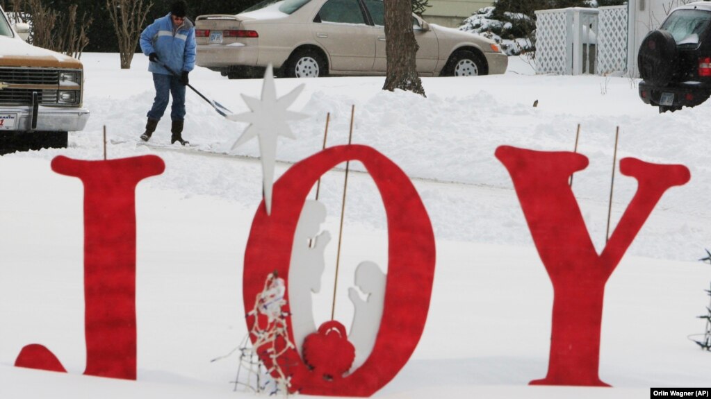 A resident digs out from a holiday snow storm on December 25, 2009, in Lawrence, Kansas. (AP Photo/Orlin Wagner, File)