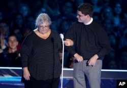 Susan Bro, mother of Charlottesville victim Heather Heyer, left, and Rev. Robert Wright Lee, a descendent of Gen. Lee, present the award for best fight against the system at the MTV Video Music Awards