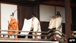 Kaisar Jepang Akihito (kiri) menghadiri upacara untuk melaporkan ritual turun takhta di Tempat Suci Kashikodokoro di Istana Kekaisaran di Tokyo, 30 April 2019. (Foto: AFP/Str)
