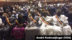 Des représentants de la société civile tchadienne conviés par le président Idriss Déby Itno dans le cadre de ses consultations avec les forces vives de la nation, à N'Djamena, le 3 avril 2018.(VOA/André Kodmadjingar)