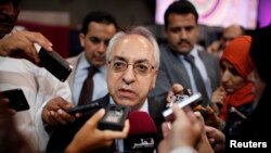 26일 카타르 도하에서 열린 아랍연맹 정상회담에서 시리아 반정부연합 대표단의 압둘라바세트 시에다가 기자들의 질문에 답하고 있다.