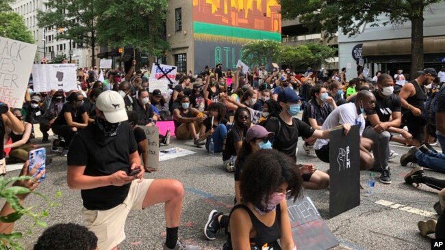 Protestuesit gjatë një momenti heshtjeje në Atlanta