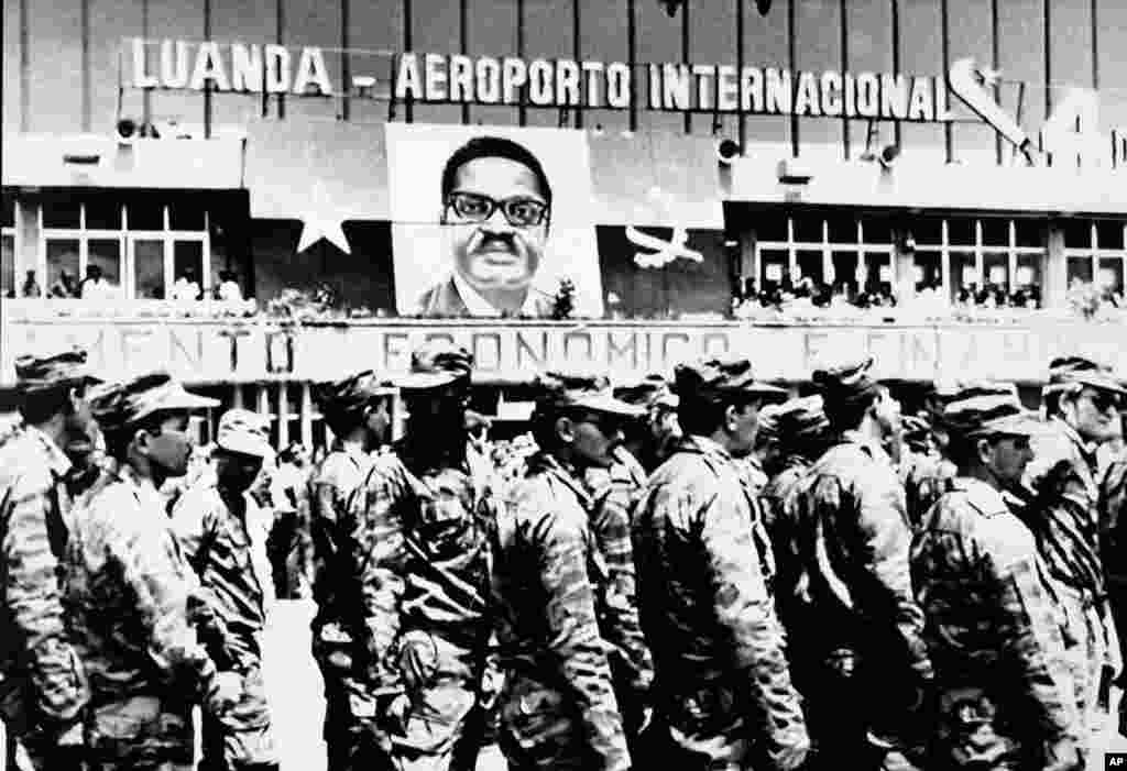 Soldados cubanos que lutaram em apoio ao MPLA se preparam para sair de Angola em 1989