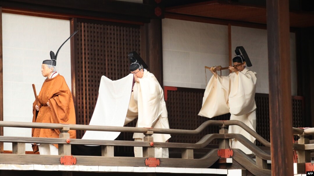 Kaisar Jepang Akihito (kiri) menghadiri upacara untuk melaporkan ritual turun takhta di Tempat Suci Kashikodokoro di Istana Kekaisaran di Tokyo, 30 April 2019. (Foto: AFP/Str)
