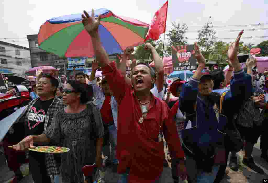 Protesters chant slogans in support of Prime Minister Yingluck Shinawatra and her government outside the gate of the National Anti-Corruption Commission office in Bangkok, Feb. 27, 2014.