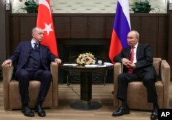 Presiden Rusia Vladimir Putin, kanan, dan Presiden Turki Recep Tayyip Erdogan berbincang saat bertemu di kediaman Bocharov Ruchei di resor Laut Hitam Sochi, Rusia, Rabu, 29 September 2021. (Foto: via AP)