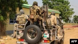 Tentara Nigeria mengendarai sebuah kendaraan militer di Ngamdu, Nigeria, 3 November 2020. (Foto: Audu Marte/AFP)