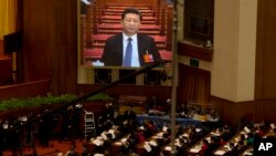 Presiden China Xi Jinping ditampilkan di layar besar dalam pembukaan rapat tahunan Kongres Rakyat Nasional Beijing, 5 Mar 2016.