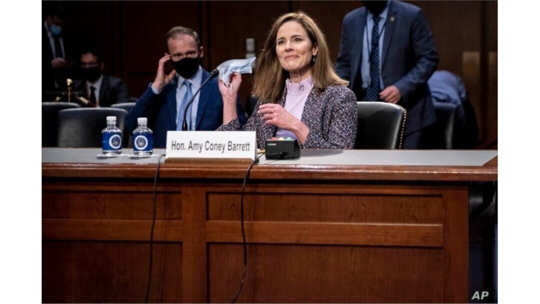 La entonces candidata a la Corte Suprema Amy Coney Barrett testifica durante el tercer día de sus audiencias de confirmación en el Capitolio en Washington, el 14 de octubre de 2020.