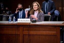 La entonces candidata a la Corte Suprema Amy Coney Barrett testifica durante el tercer día de sus audiencias de confirmación en el Capitolio en Washington, el 14 de octubre de 2020.