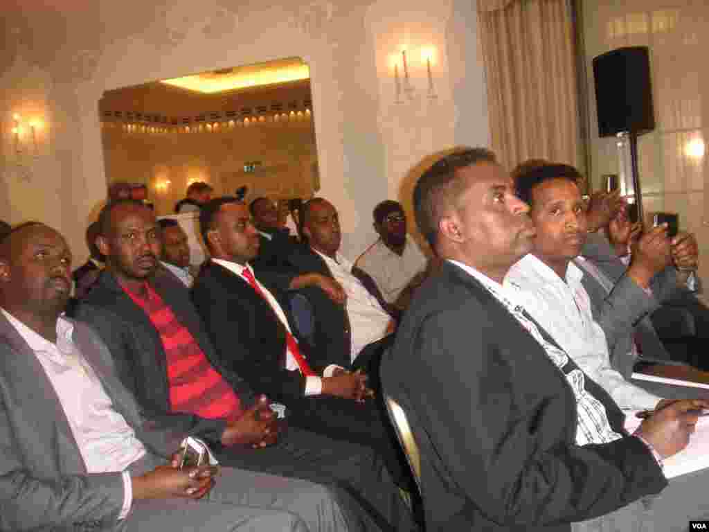 Dadwaynaha ka soo qeyb galay barnaamijka VOA ee London