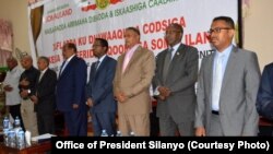 President Silanyo (5th from right) and members of his cabinet at the presentation.