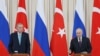 블라디미르 푸틴(오른쪽) 러시아 대통령과 레제프 타이이프 에르도안 튀르키예 대통령이 4일 소치에서 회담 직후 공동회견하고 있다. (튀르키예 대통령실 제공)