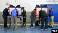 Para pemilih AS memberikan suara di negara bagian Virginia, Selasa (8/11). 