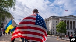 ABD Kongre binası önünde Ukrayna ve ABD bayraklarıyla göstericiler