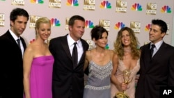 ARCHIVO - David Schwimmer, Lisa Kudrow, Matthew Perry, Courteney Cox, Jennifer Aniston y Matt LeBlanc posan después de que "Friends" ganó el premio a la mejor serie de comedia en la 54ª edición de los premios Primetime Emmy el 22 de septiembre de 2002, en Los Ángeles.