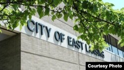 Las autoridades de la ciudad de East Lansing buscan al sospechoso.