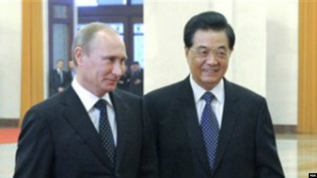 Presiden Tiongkok Hu JIntao (kanan) dan Perdana Menteri Rusia Vladimir Putin di 'Great Hall of the People', Beijing (12/10).