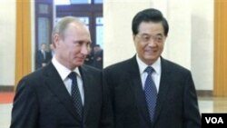 Presiden Tiongkok Hu JIntao (kanan) dan Perdana Menteri Rusia Vladimir Putin di 'Great Hall of the People', Beijing (12/10).