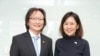 미셸 스틸 대사가 28일 주병기 공정거래위원장과 포즈를 취하고 있다. (출처: 스틸 대사 소셜미디어)