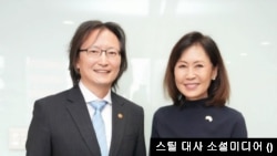 미셸 스틸 대사가 28일 주병기 공정거래위원장과 포즈를 취하고 있다. (출처: 스틸 대사 소셜미디어)