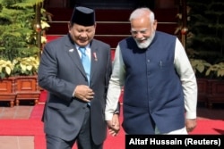 Presiden Prabowo Subianto dan Perdana Menteri India Narendra Modi tiba untuk berfoto sebelum pertemuan mereka di Hyderabad House di New Delhi, India, 25 Januari 2025. (Foto: Altaf Hussain/Reuters)