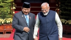 Presiden Prabowo Subianto dan Perdana Menteri India Narendra Modi tiba untuk berfoto sebelum pertemuan mereka di Hyderabad House di New Delhi, India, 25 Januari 2025. (Foto: Altaf Hussain/Reuters)