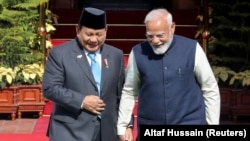 Presiden Prabowo Subianto dan Perdana Menteri India Narendra Modi tiba untuk berfoto sebelum pertemuan mereka di Hyderabad House di New Delhi, India, 25 Januari 2025. (Foto: Altaf Hussain/Reuters)