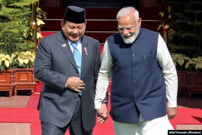 Presiden Prabowo Subianto dan Perdana Menteri India Narendra Modi tiba untuk berfoto sebelum pertemuan mereka di Hyderabad House di New Delhi, India, 25 Januari 2025. (Foto: Altaf Hussain/Reuters)