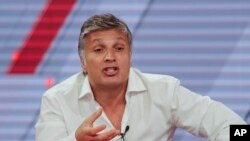 Pablo Paladino, amigo de Jorge Delhon, un abogado que se suicidó el martes, habla en un programa de televisión en Buenos Aires. Nov. 15, 2017.