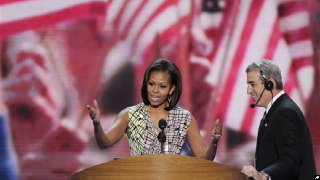 Đệ nhất phu nhân Michelle Obama trong cuộc kiểm tra âm thanh trên sân khấu của Đại hội Toàn quốc Đảng Dân chủ ở Charlotte, North Carolina, ngày 3 tháng 9, 2012