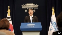 Ông Yoon Young-chan, phát ngôn viên của Tổng thống Moon Jae-in họp báo tại Dinh Ngói Xanh ở Seoul, ngày 4/3/2018.