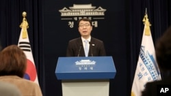 Janubiy Koreya prezidenti matbuot kotibi Yun Yan Chen Shimoliy Koreyaga delegatsiyaning borishi haqida jurnalistlarga ma'lum qilmoqda, Seul shahri, 4-mart, 2018-yil