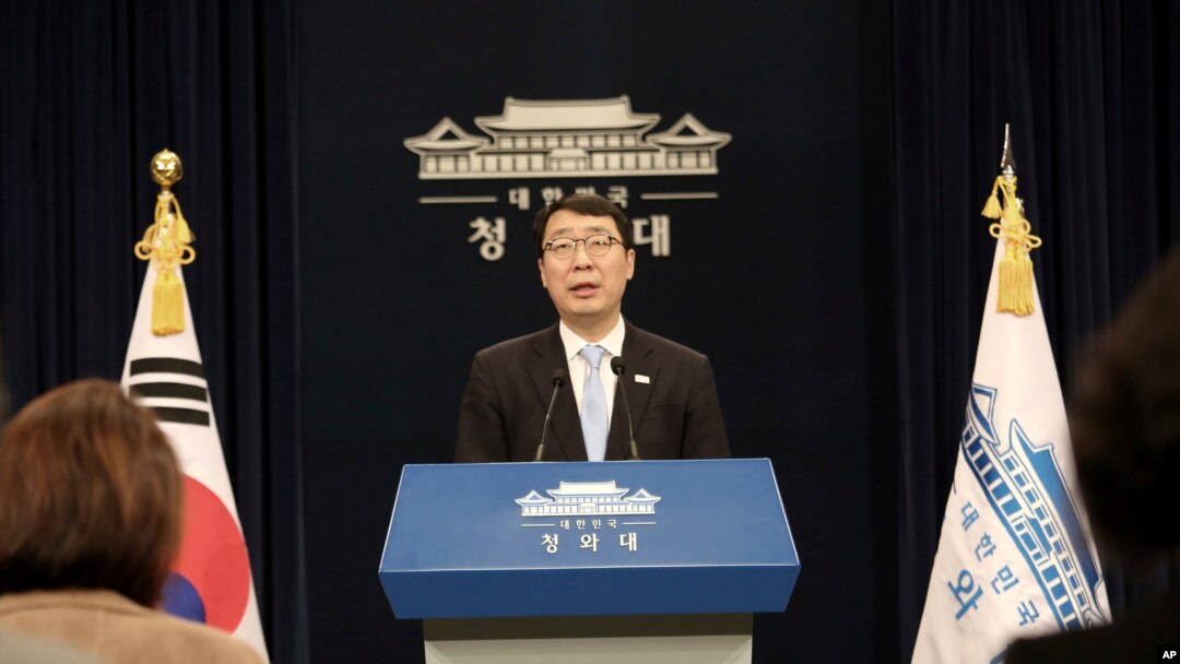 Yoon Young-chan, juru bicara Presiden Korea Selatan Presiden Moon Jae-in berbicara dalam konferensi pers di Istana Kepresidenan, Blue House, di Seoul, 4 Maret 2018.
