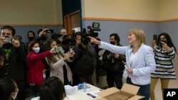 Carolina Cosse, candidata a la intendencia de Montevideo por el Frente Amplio, sonríe a periodistas antes de emitir su voto el domingo, 27 de septiembre de 2020 en Montevideo, Uruguay.