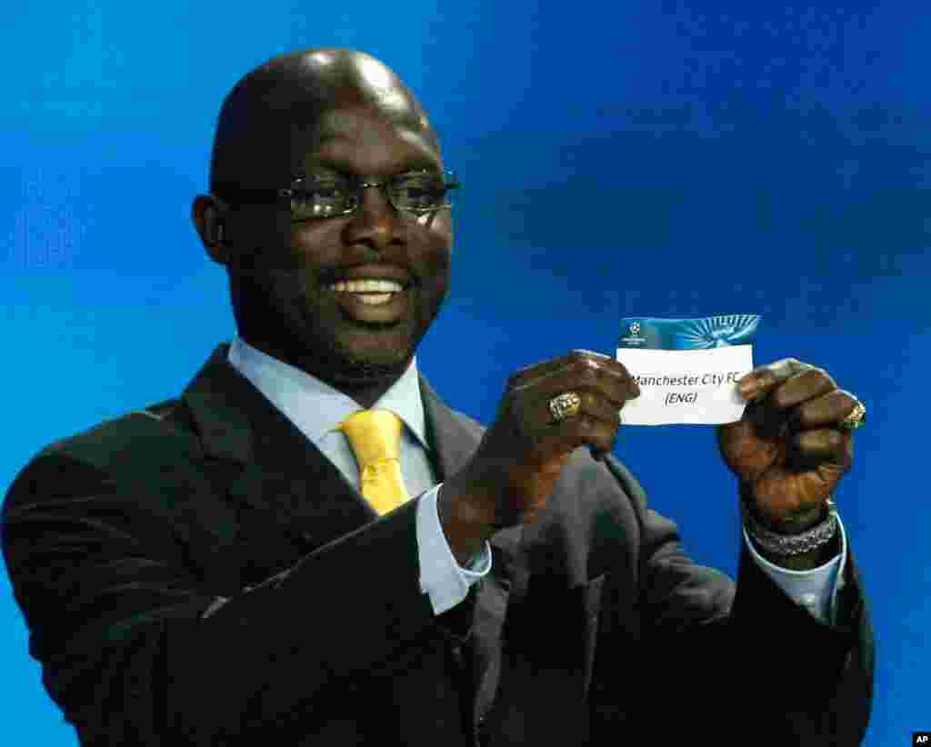 L&#39;ancien footballeur libérien George Weah montre le nom de Manchseter City, qui va jouer dans le groupe D lors de la Champions League de l&rsquo;UEFA à Monaco, jeudi, le 30 aout 2014. Weah a annoncé sa candidat aux prochaines élections pour le Sénat après au Liberia.