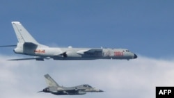 ARCHIVO - Imagen tomada en julio de 2017 por el Ministerio de Defensa de Taiwán que muestra un jet taiwanés interceptando a un bombardero chino H-6 en el mar de la China Oriental.