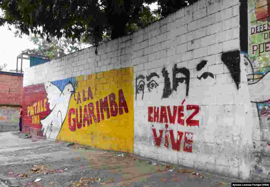 Los murales pintados por los chavistas orientan sobre acciones contra la oposición venezolana.
