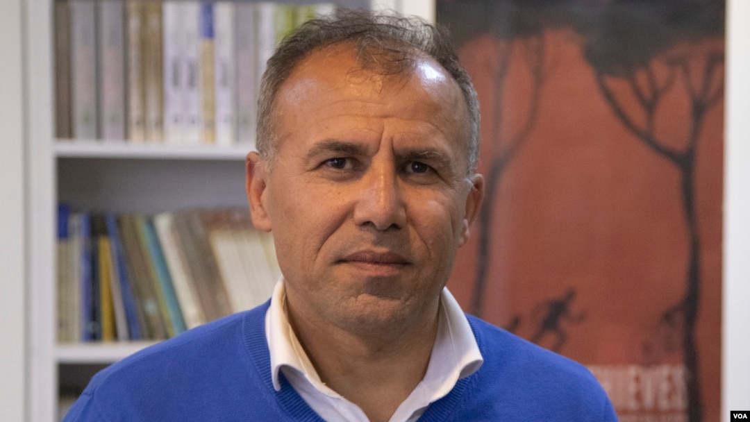 دکتۆر سەردار عەزیز، شارەزا لە پەیوەندییە نێودەوڵەتییەکان