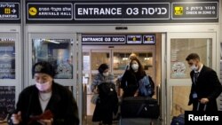 이스라엘 당국이 코로나 방역 정책을 강화하는 가운데, 지난달 28일 텔아비브 벤구리온 국제공항 이용객들이 터미널을 빠져나오고 있다.