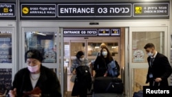 Los viajeros salen del Aeropuerto Internacional Ben Gurion mientras Israel impone nuevas restricciones por el COVID-19, Tel Aviv, Israel, el 28 de noviembre de 2021.